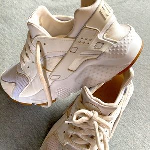 white nike hurache shoes